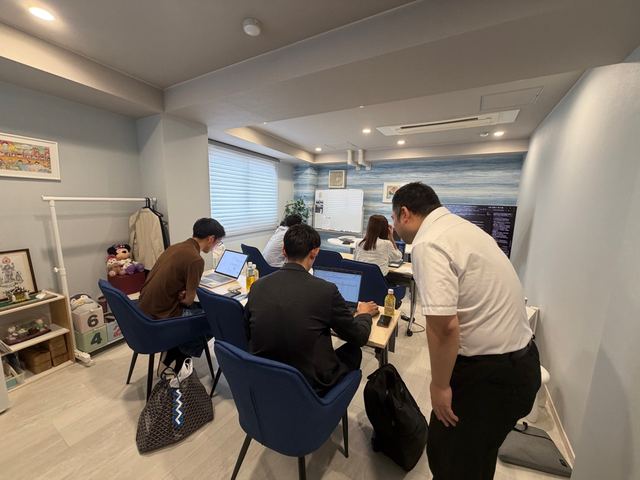 参加者のノートPC画面を一緒に確認している