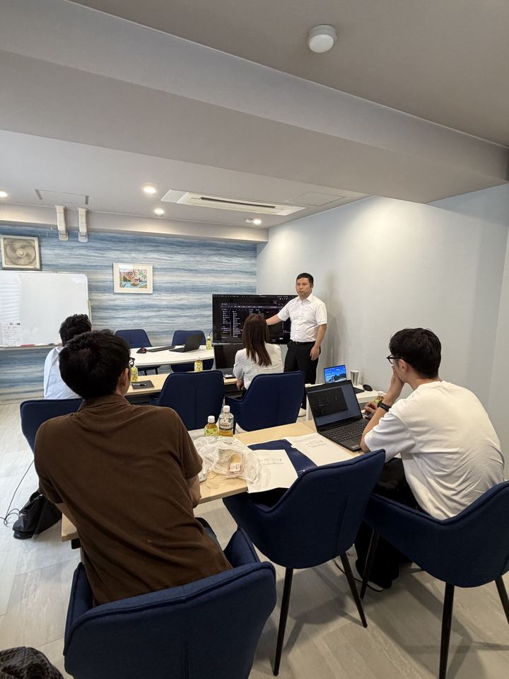 少人数で並んで学ぶ教室