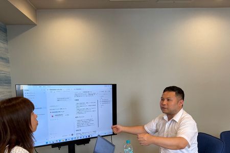 大きな画面を見ながら講師と参加者が確認している